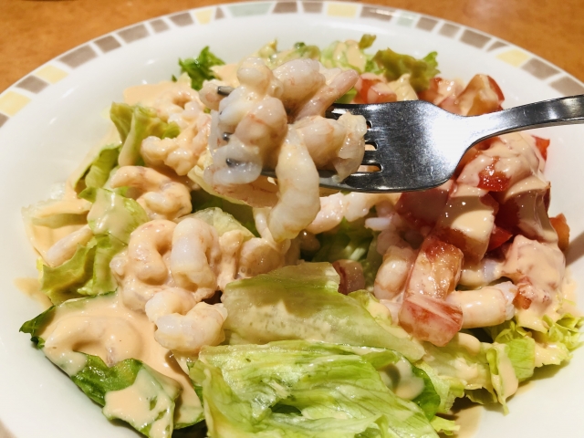 サイゼリヤ小エビのサラダは妊娠中に食べても大丈夫？安心して楽しむための注意点まとめ